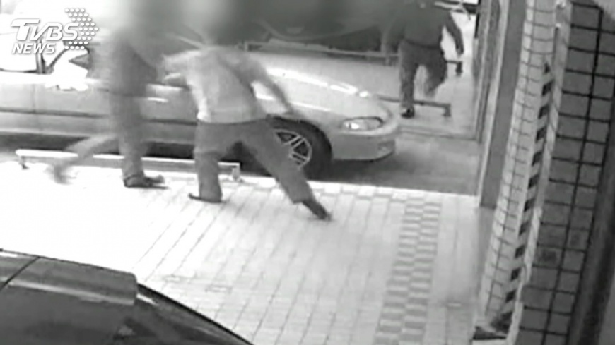 鄰居反目!控車擋車庫 手機蒐證爆全武行