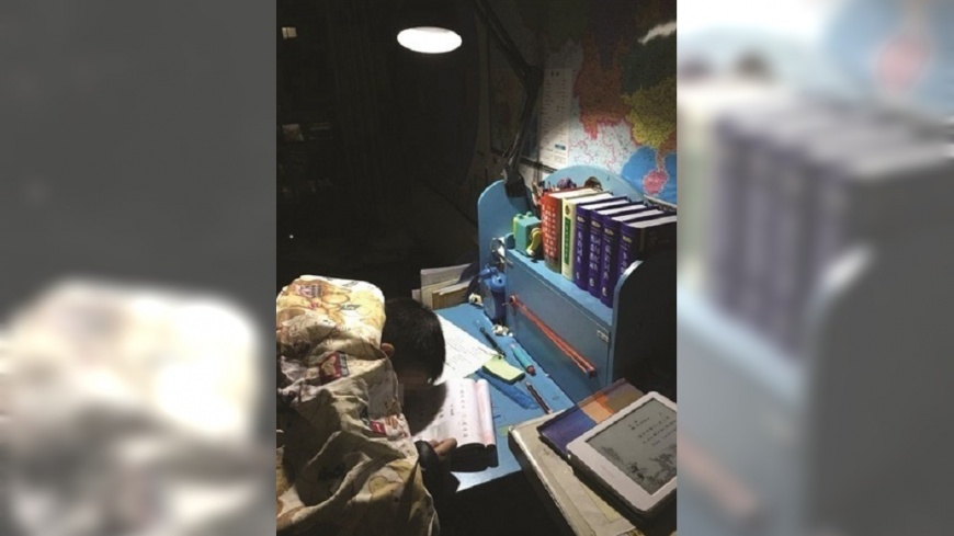 左插針右拿筆! 陸小學生吊點滴寫作業