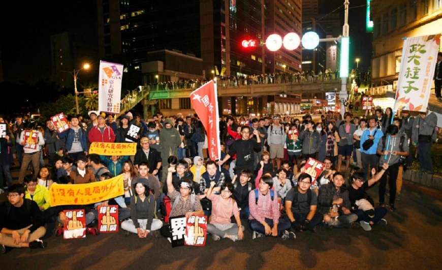 勞團宣布遊行結束　數百民眾占街頭不肯走