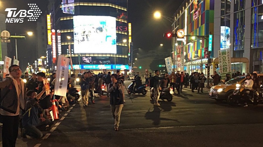 警強制驅離!抗議群眾3路轉進 占西門町癱瘓交通