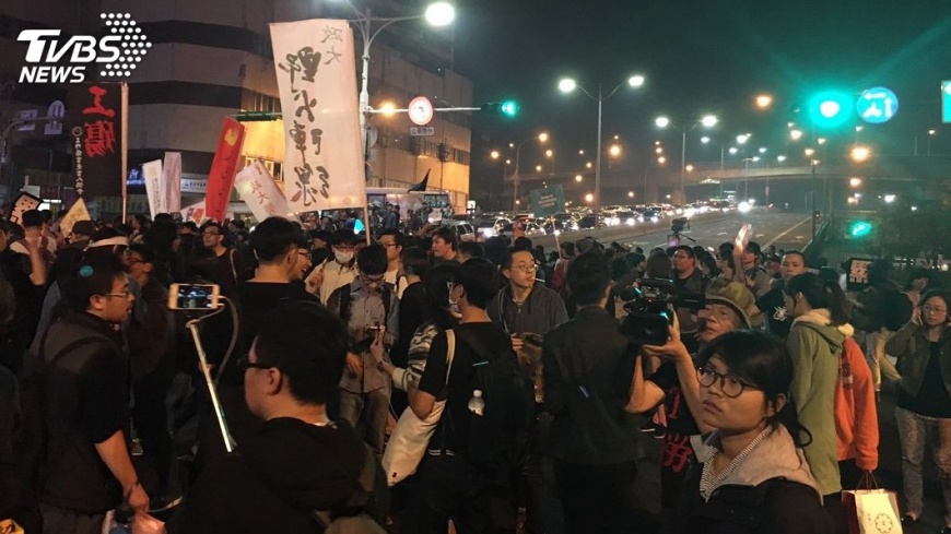 遊行未離去民眾流竄台北西區 想佔忠孝橋與警推擠