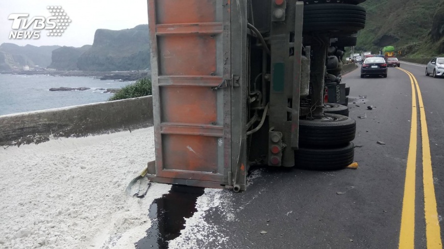 台2線鼻頭段砂石車翻覆 單線雙向通行
