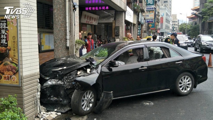 轎車疑爆衝撞騎樓柱 外籍男下肢嚴重骨折