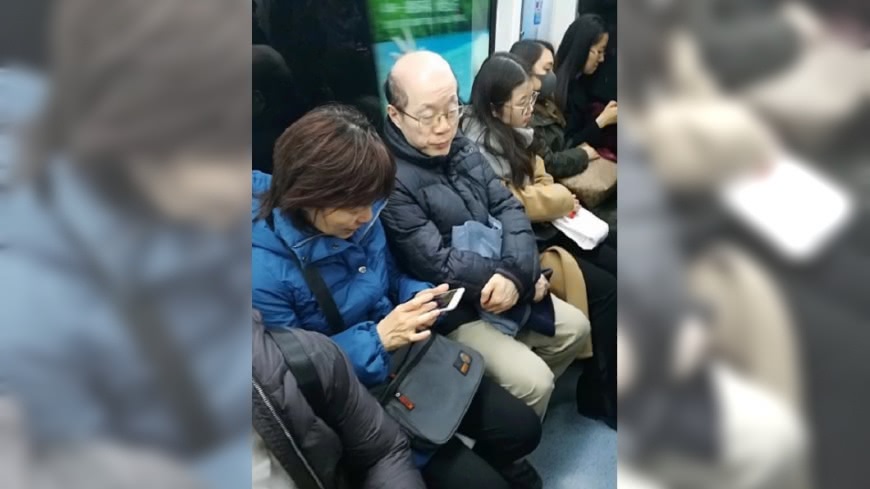 劉結一章啟月夫婦搭北京地鐵 被拍下