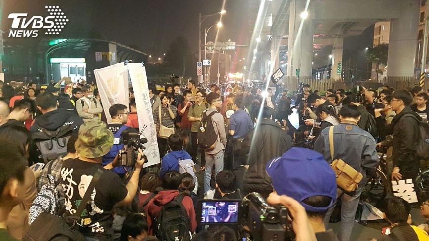 抗議修法女子半裸 警方:民眾自行脫衣