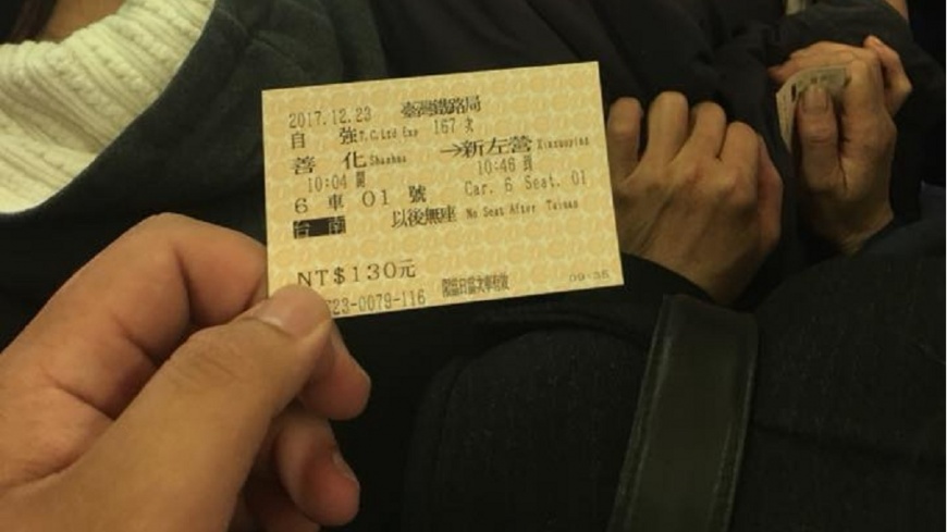 他花130元買對號座 車廂擠滿人「看得到坐不到」