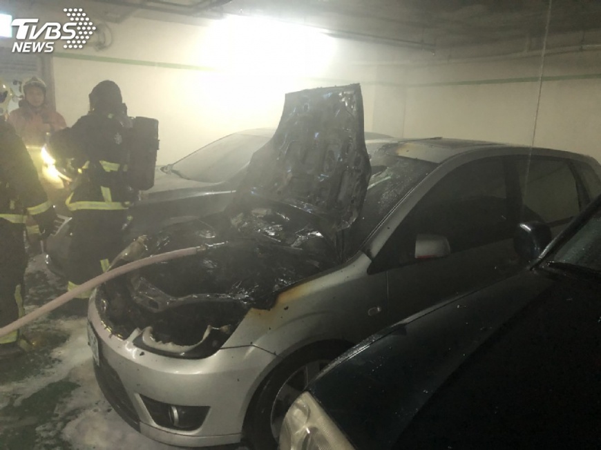 快訊/板橋地下8樓停車場火燒車 警消連忙搶救