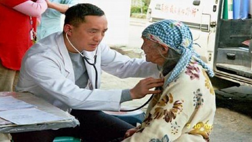 媽媽一句「平地不差你一個」 俠醫偏鄉服務30載