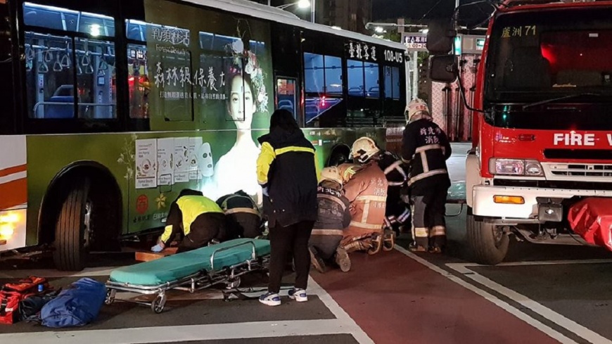 快訊／騎車捲入公車底　女騎士右腿、腳踝骨折