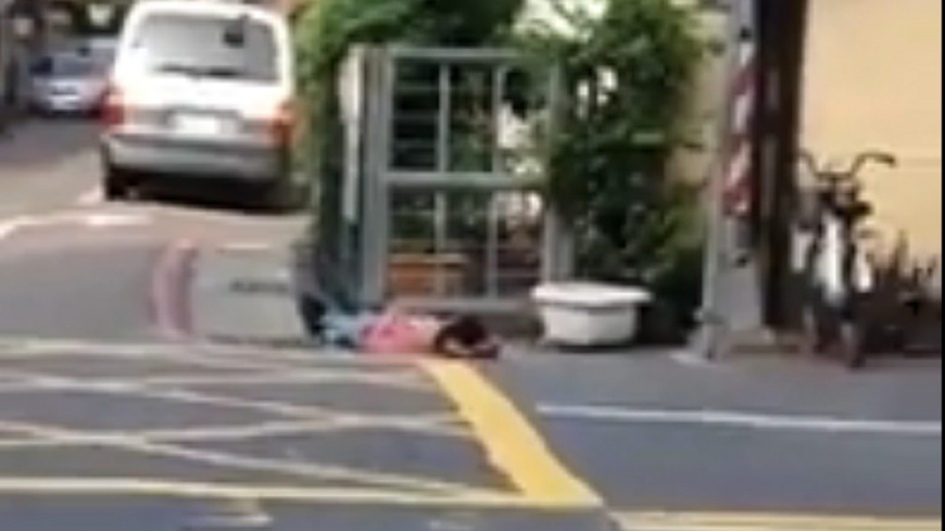 影/阿嬤累了睡路邊 網友驚:誰壓到誰倒楣