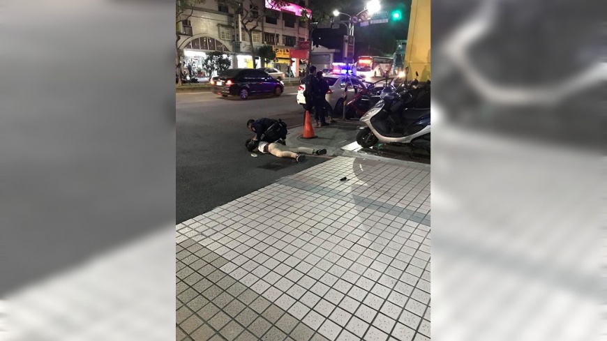 快訊/三重警匪追逐 嫌犯被拉下車壓制逮捕