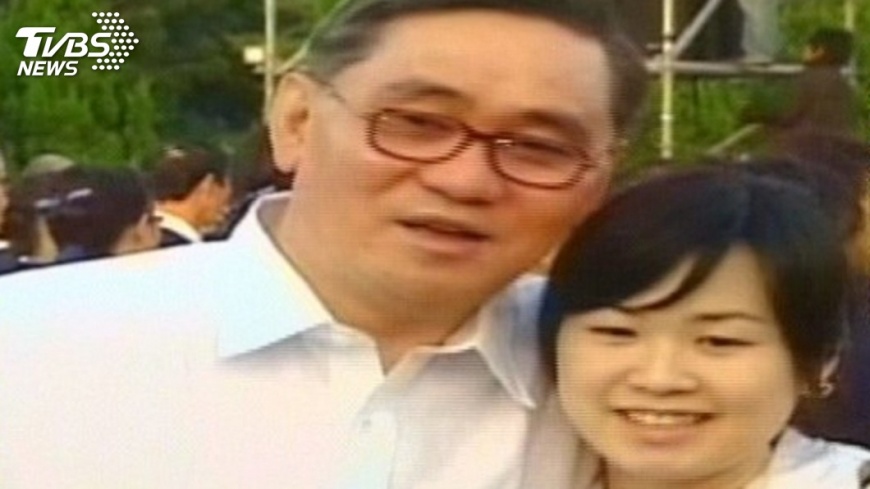 王文洋百億千金爆婚變　逐夫出家門熊抱2人御用婚攝