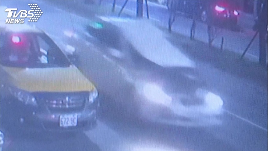 心虛！拒檢撞警車　引擎蓋彈起遮視線才停下