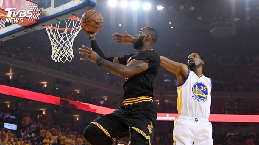 NBA耶誕大戰 詹皇、杜蘭特均有犯規沒吹