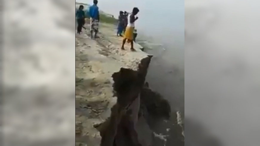 影/懸崖邊觀浪地表突崩解 遊客墜崖遭海浪吞噬