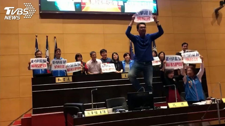中市議員強佔主席台抗議 網友:像起乩