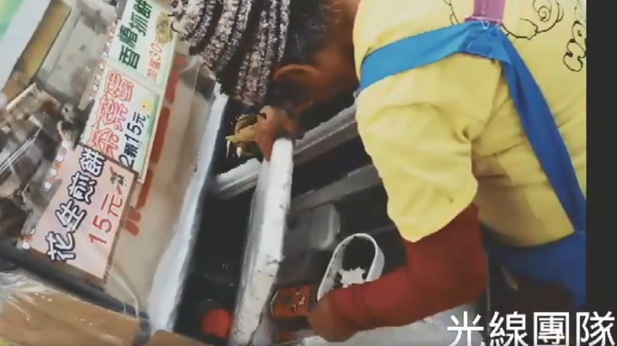 嬤賣紅豆餅養兒!男女排隊酸「假愛心」 等30分就走人
