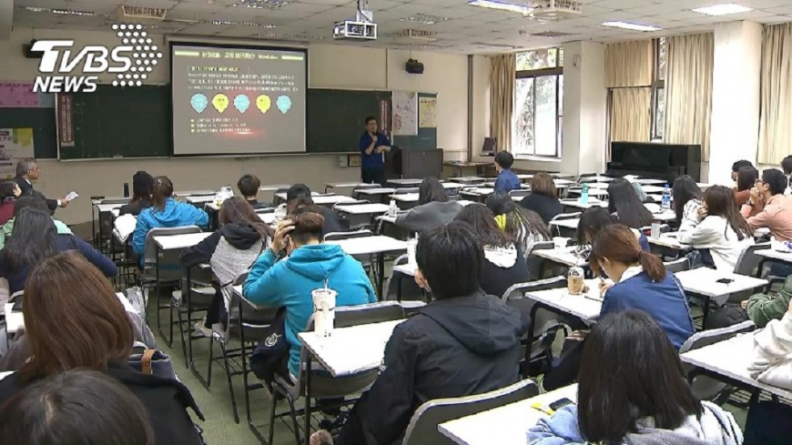 終極邊緣人!媽問「唸哪?幾歲?」 男大生:我懷疑人生