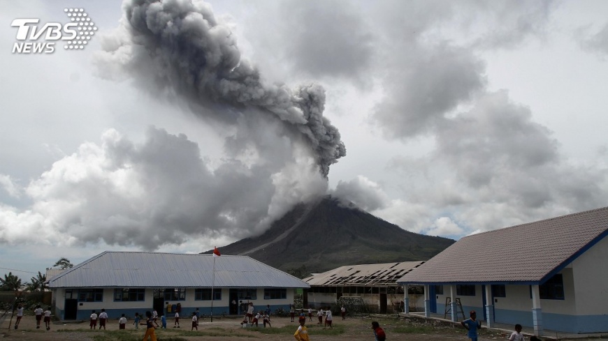 印尼西納彭火山噴發8分鐘 火山灰衝天際