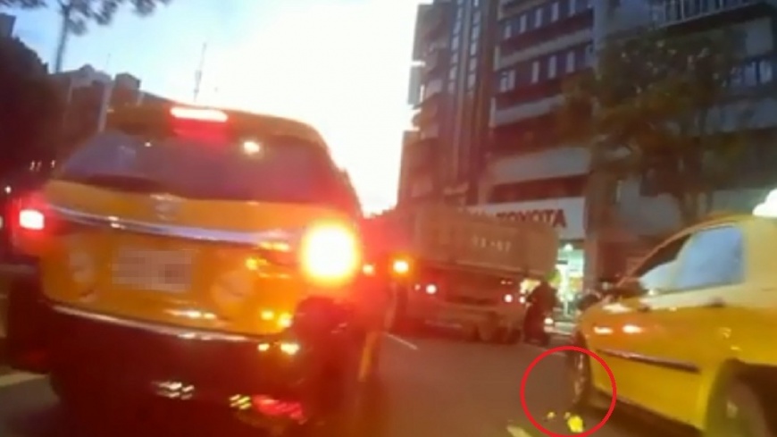 運將開窗丟「橘皮1大把」！　騎士霸氣停車：撿起來