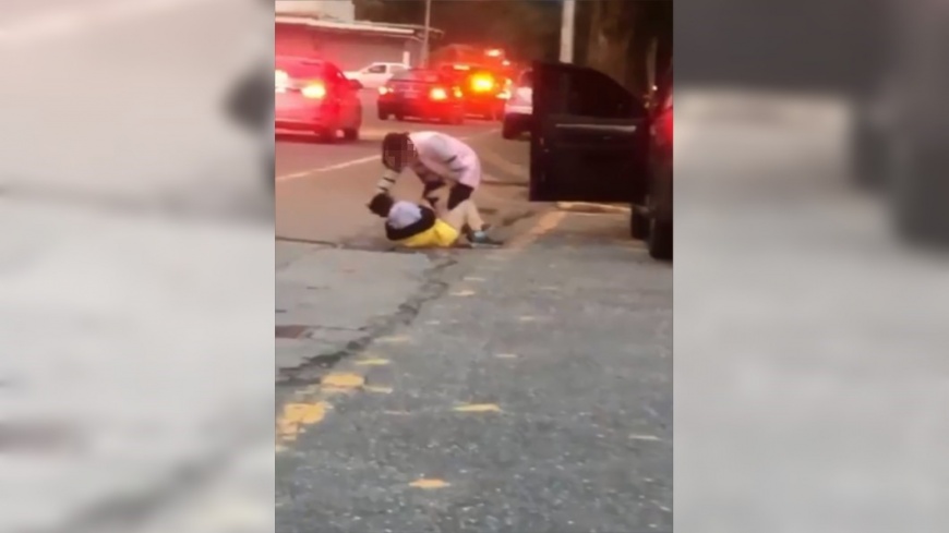 壓地甩耳光？花蓮婦路邊體罰兒　她曝：孩被抓下車打
