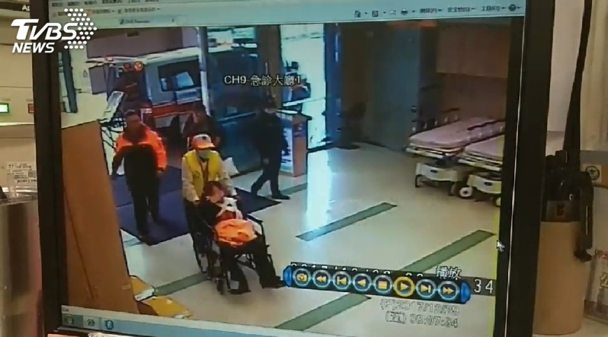 遭刺傷教官被送往醫院救治。圖/TVBS
