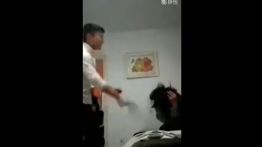冷漠!女子被鞭打數十下頭部 眾人圍觀看戲