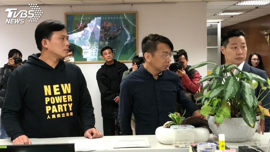 抗議假體改 時力立委到署長辦公室找人