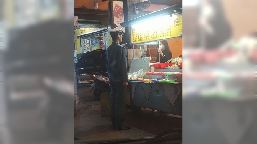 軍校生買雞排不忘「立正站好」 網友讚:真敬業