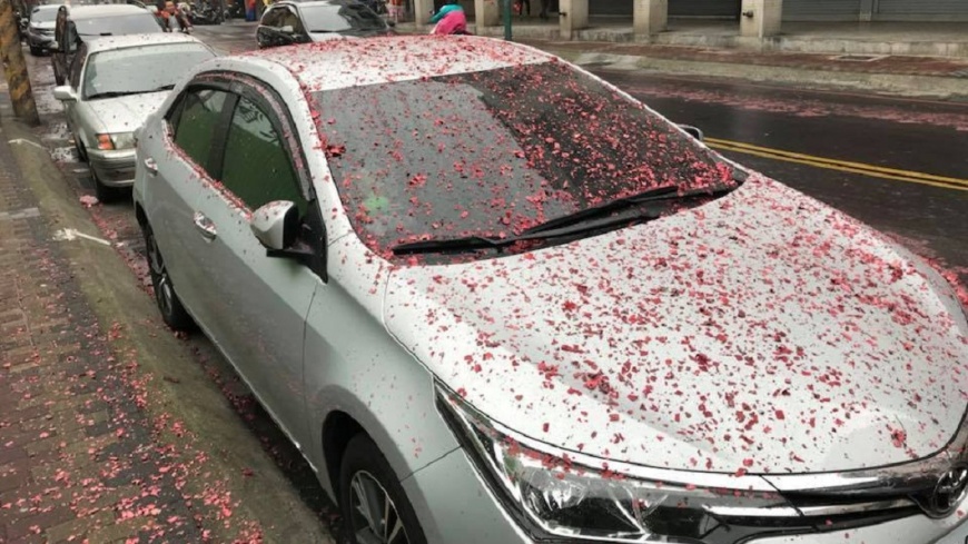 8+9祝福?鞭炮沿路炸1小時 轎車蓋滿紅色碎屑