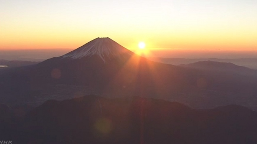 日本元旦第一道曙光 閃耀富士山頂