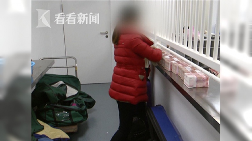 陸女扛750萬現金掃貨　商場人員熬夜點鈔