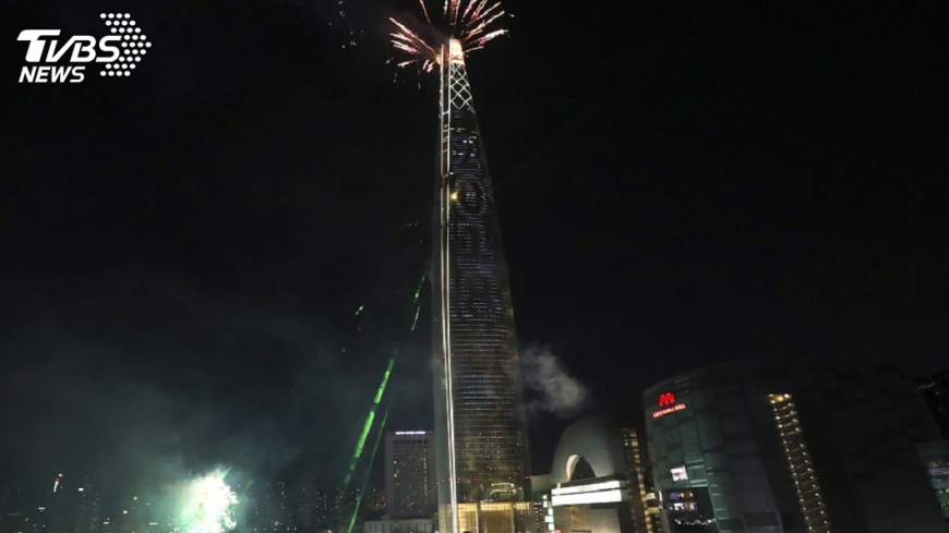 喜迎2018年 樂天世界塔施放跨年煙火