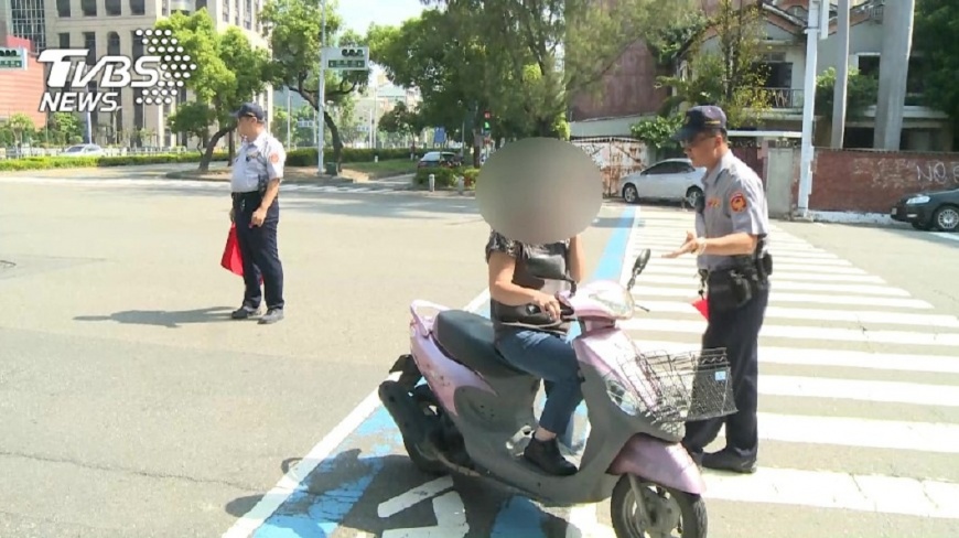 女違規左轉被開單辯配槍警逼的　法官：槍有指著妳？