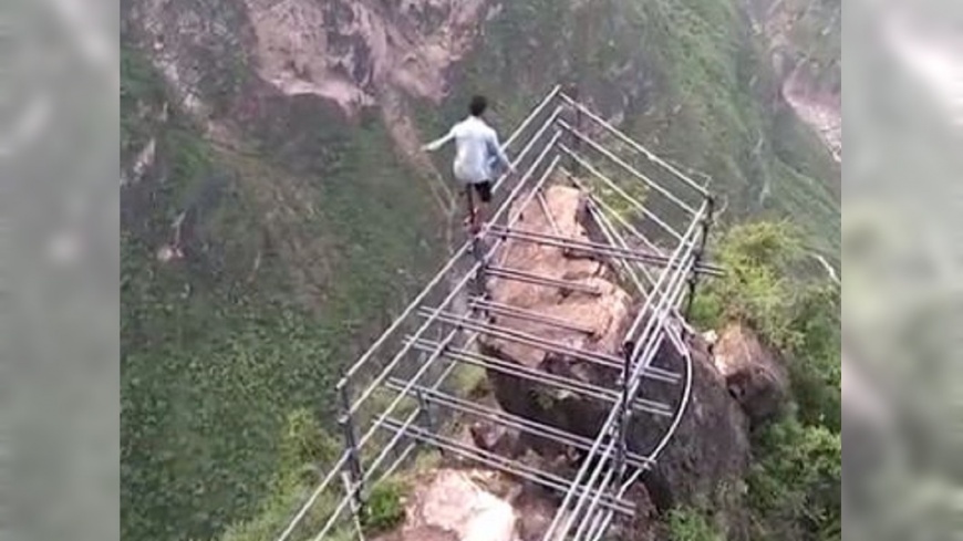 「鋼鐵上」驚險直播! 懸崖村飛人成網紅