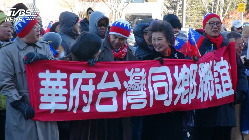 華府僑界百人　元旦冰雪寒風中升旗