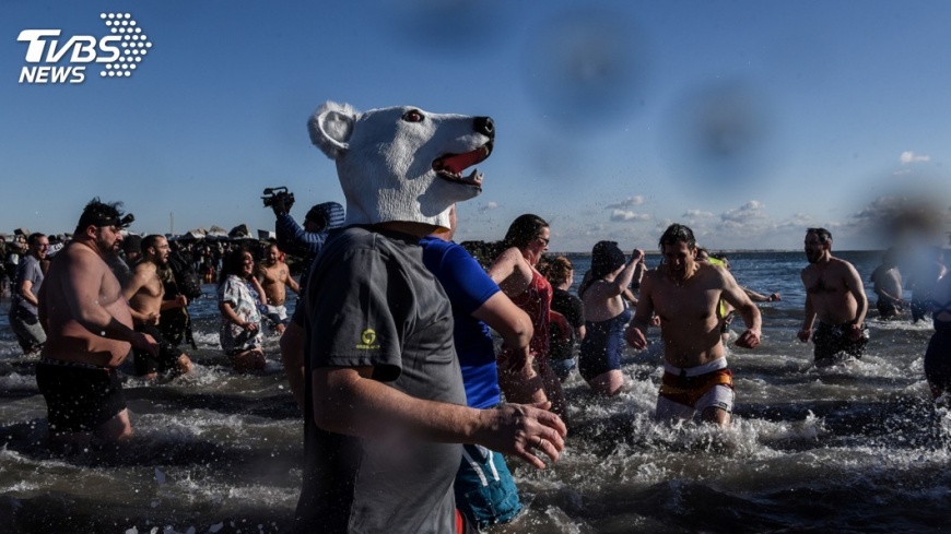 寒流報到沒在怕 紐約客照樣跳水迎新年