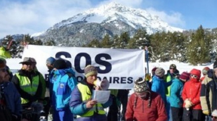 寒風刺骨!難民「光腳」走阿爾卑斯山去法國