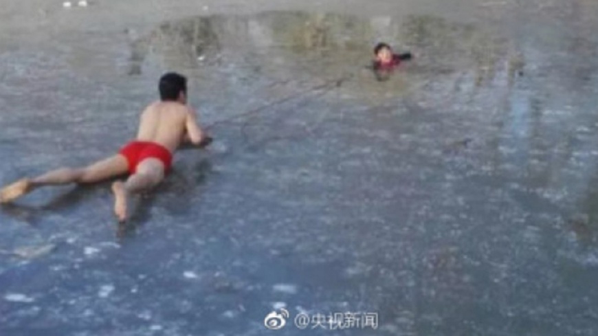 寒冬暖男！童墜2米冰湖　內褲英雄趴冰「搭肉橋」救人