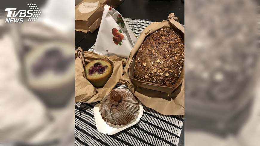 巴黎麵包店不用塑膠袋 一張紙搞定包裝