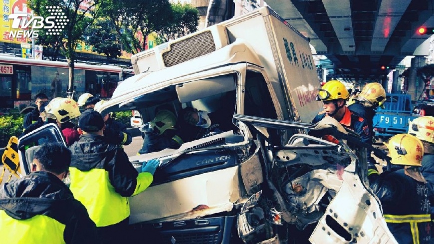 快訊/小貨車自撞橋墩 駕駛受困膝蓋擦傷