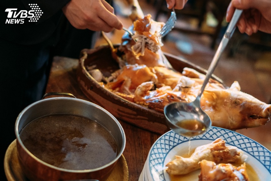 美國煙燻火烤全豬 香嫩肉汁美味飄香