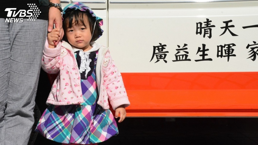 巴掌仙子捐復康巴士 晴天一號載滿愛