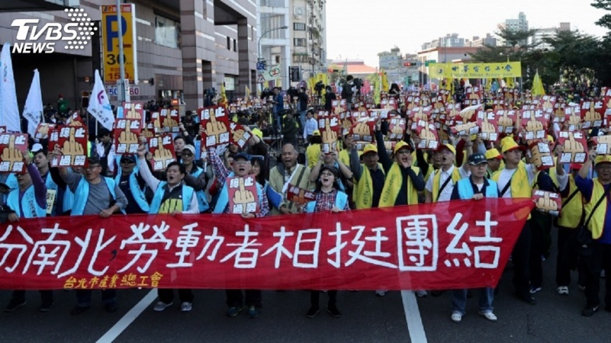 不滿修勞基法 海外台灣人發起拍照活動