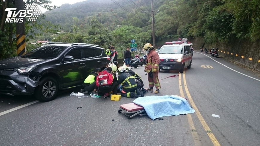 快訊/北宜奪命車禍 騎士撞對向車輛卡車底亡