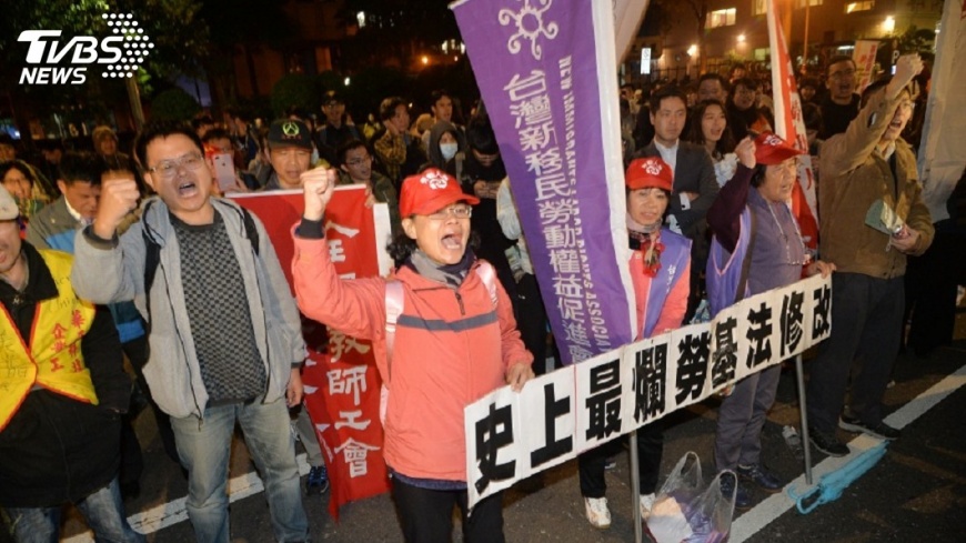 不滿勞基法修法　勞團宣布8日起夜宿立院