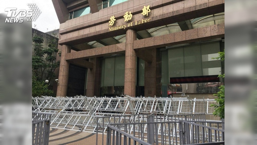 立院臨時會將審勞基法　勞動部前架拒馬