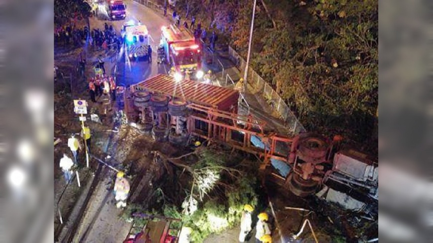 港貨櫃車撞巴士站　摔落山坡釀1死5傷