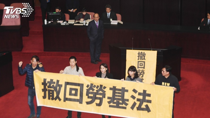 在野阻勞基法修法　議場門全遭鐵鍊拴住