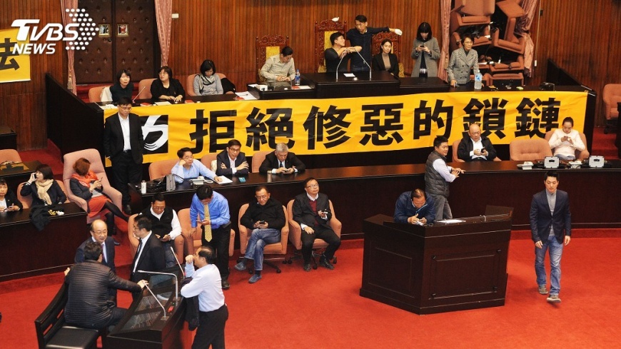 阻勞基法修法　在野立委議場外輪班排隊